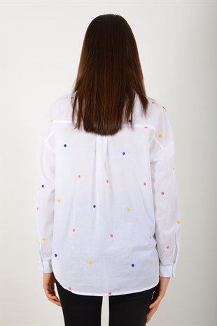 Kadın Beyaz Renkli Puantiye İşlemeli Gömlek 40621