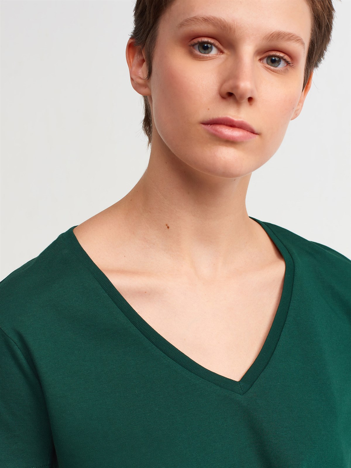 Kadın Yeşil V Yaka Basic Tişört 3470